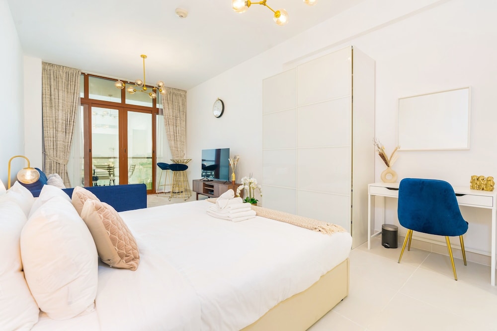 Gorgeous Studio with breath-taking Palm Views