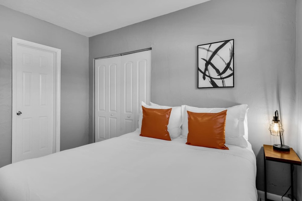 Triplex With 3 Bedrooms 6 Min Beach Free Parking