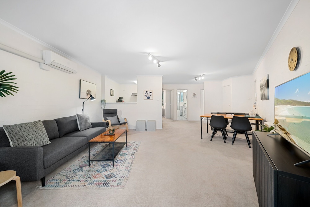 Stylish 1-bed Stay With Balcony & Study