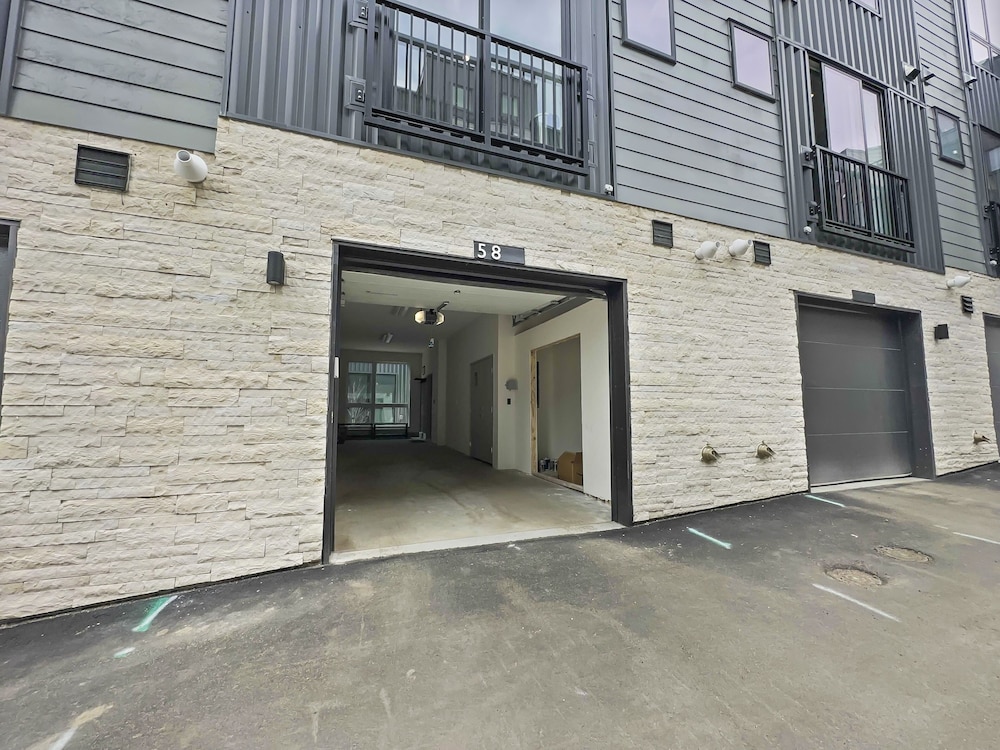 58b 2br 3ba 2 Bedroom Townhouse by RedAwning view 4