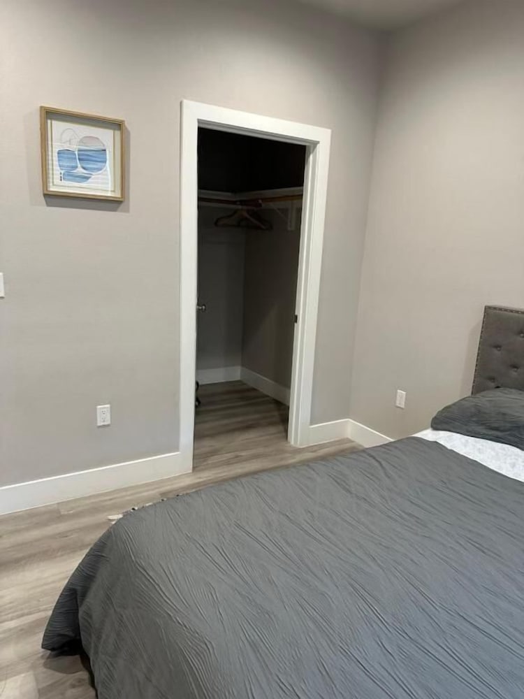 Modern LA Stay – Private Room & Bathroom