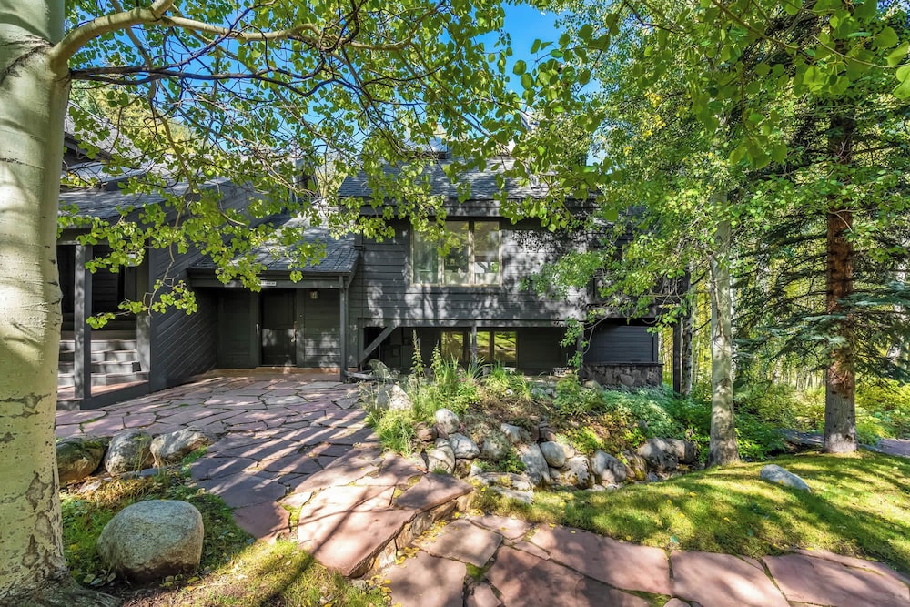 Evergreen Escape Home for 12