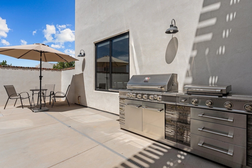 Desert Jewel With Private Gym And Pool 4 Bedroom Townhouse