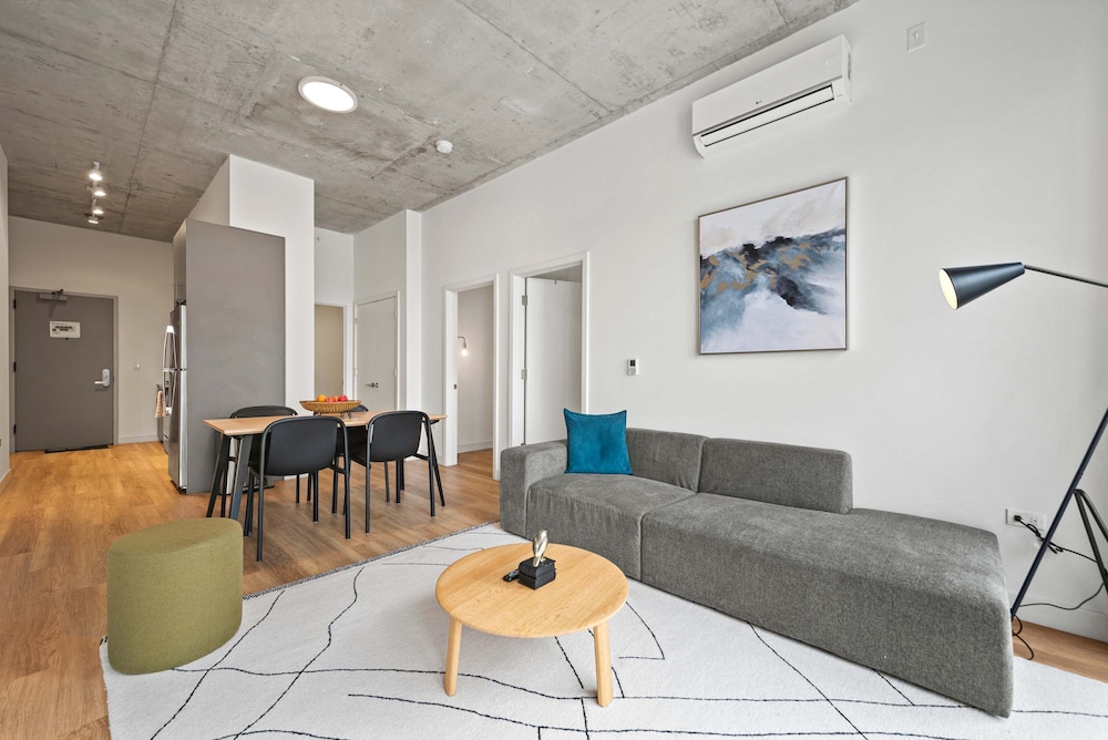 Family-friendly 4BR in Lincoln Park Safe Area