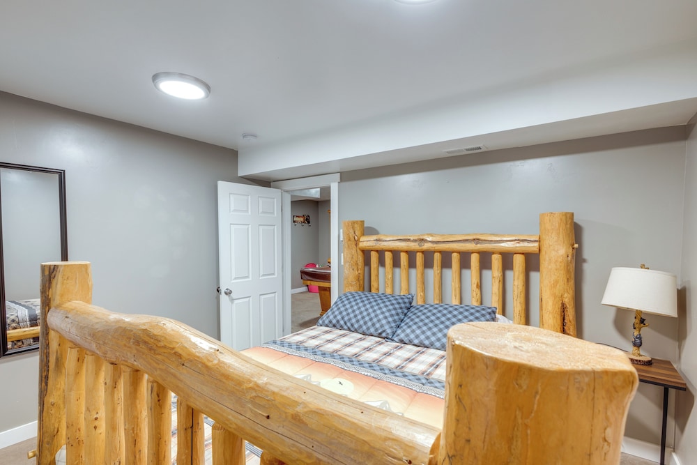 Deck w/ Hot Tub: Ashton 'cozy Cub Cabin'