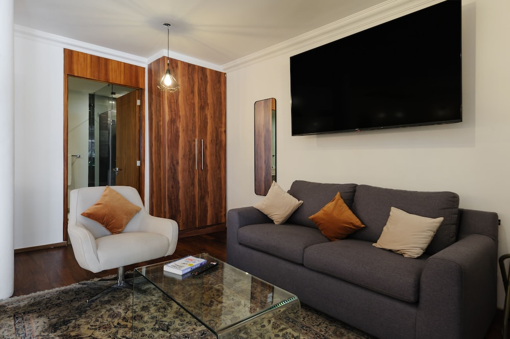 Upscale 4BR House in Condesa photo 2