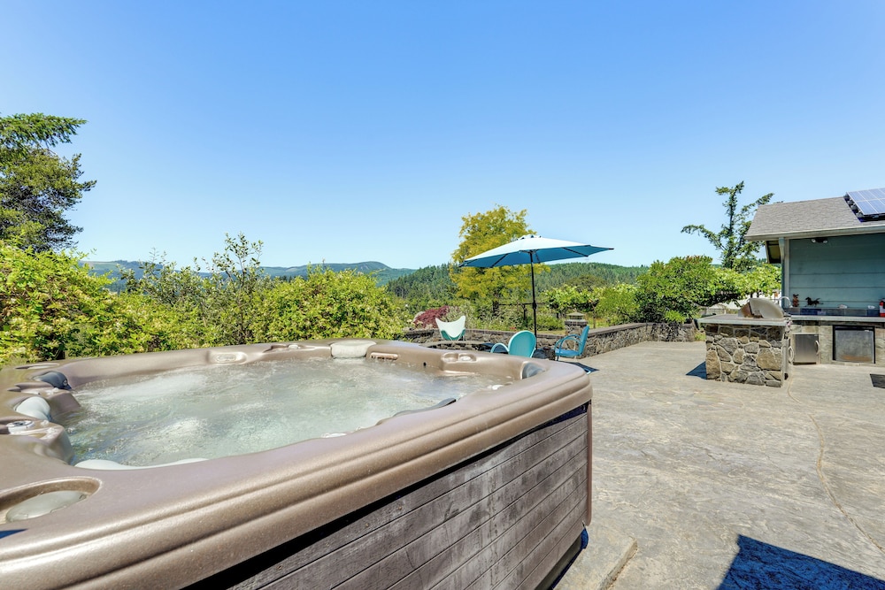 Oregon Farmhouse Hideaway on 53 Acres