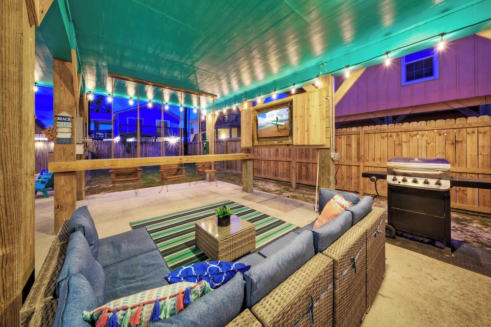 Sleeps 21, 2 Homes 2 Private Pools, Fire Pit, Swing Bar Walk to the Beach