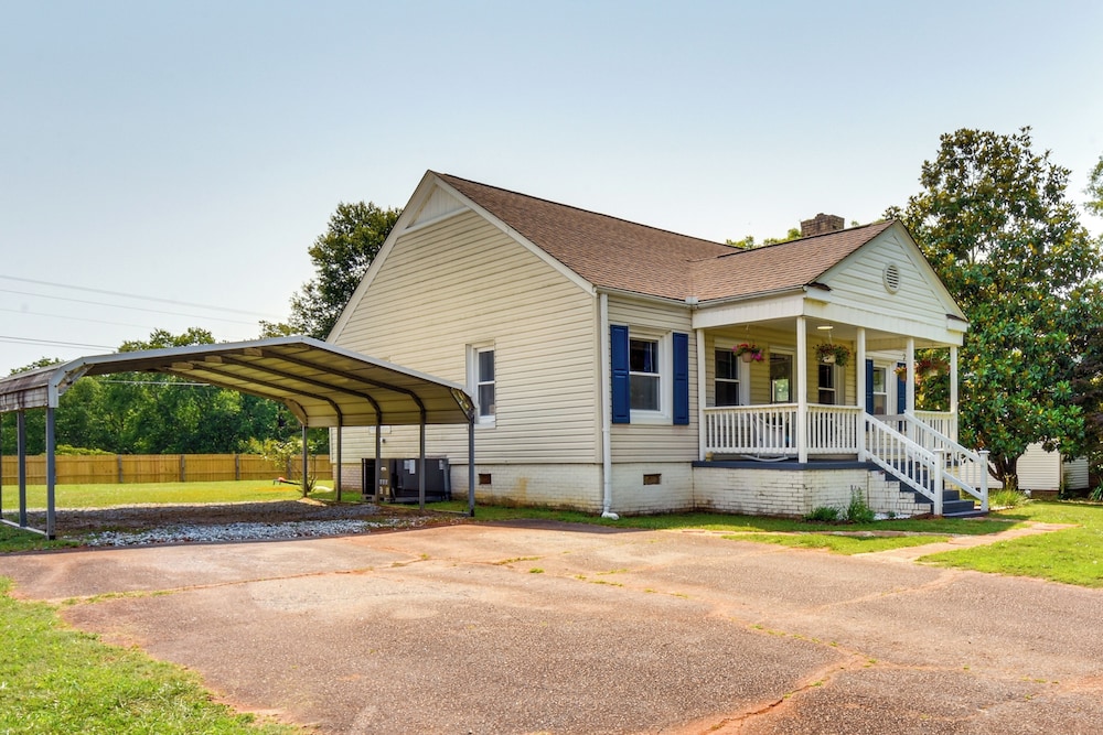 4 Mi to Clemson : Pet-friendly Seneca Cottage