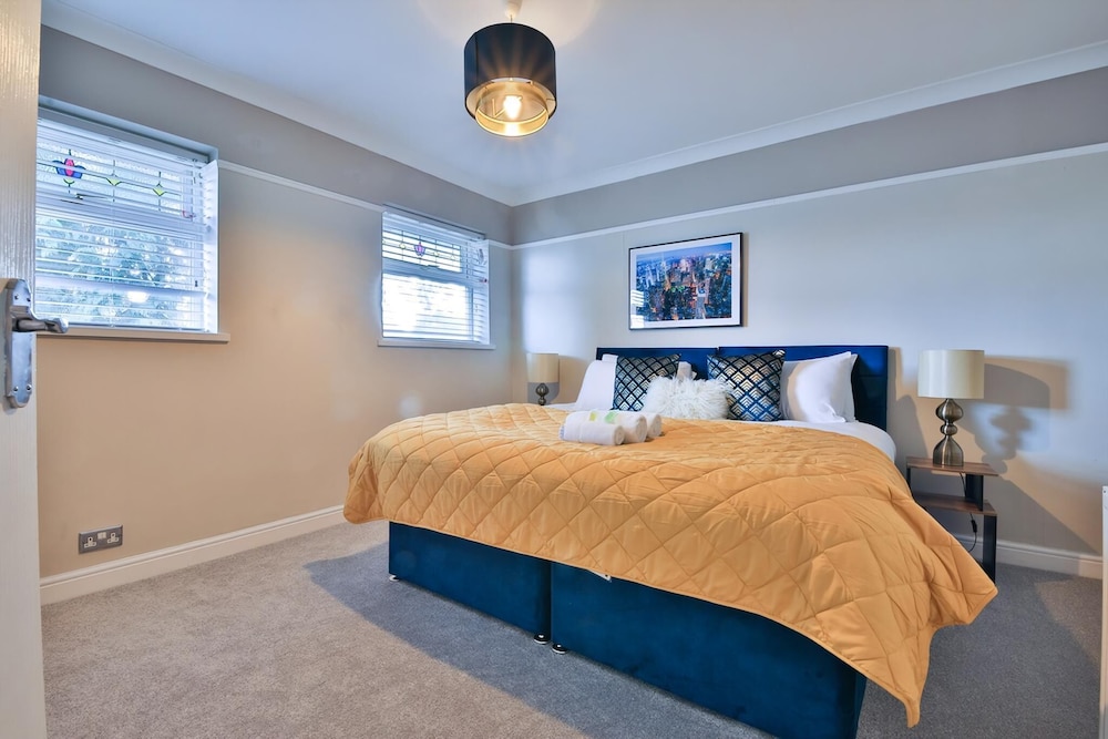 Spacious 3 Bed Home With Pool Table