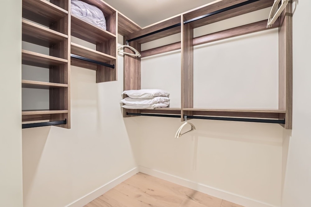 Park City Perfection On Lowell! 1063 4 Bedroom Home