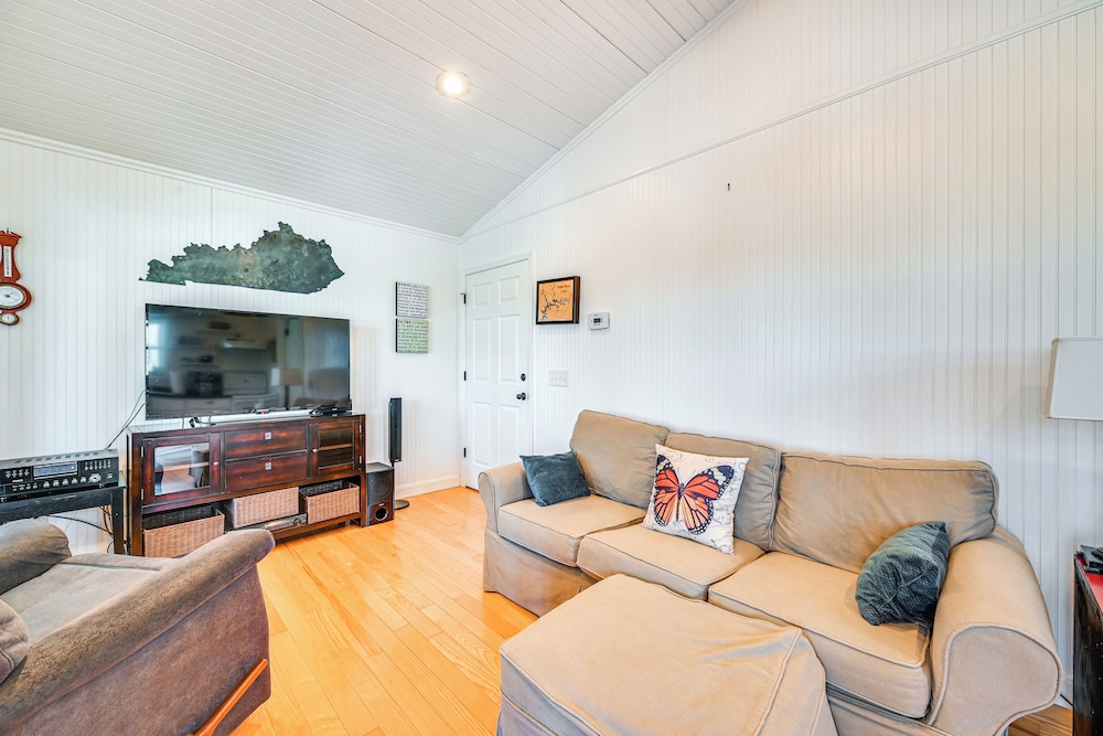 Nolin Lake Gem: Waterfront Retreat w/ Balcony!