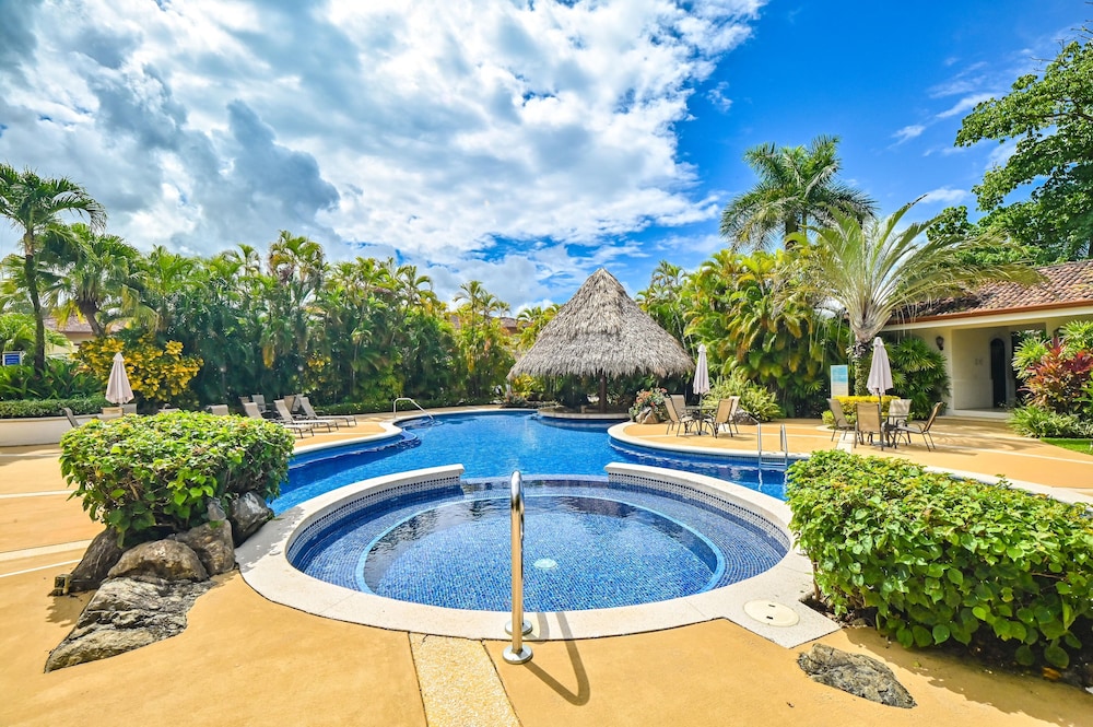CR Luxury Los Sueños Condos