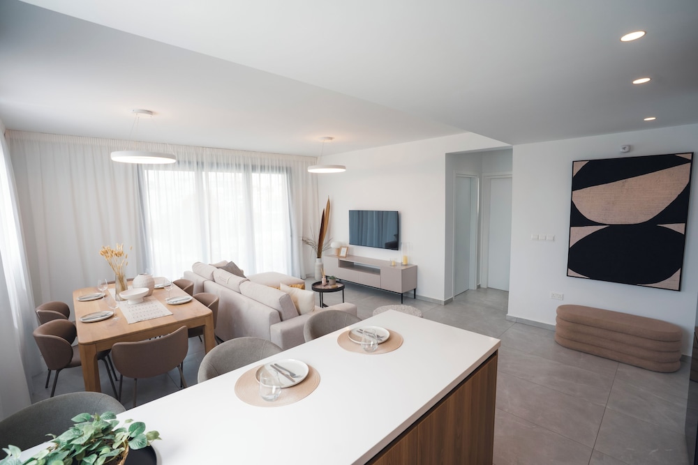 Elegant 2-bedroom Apt With Private Terrace