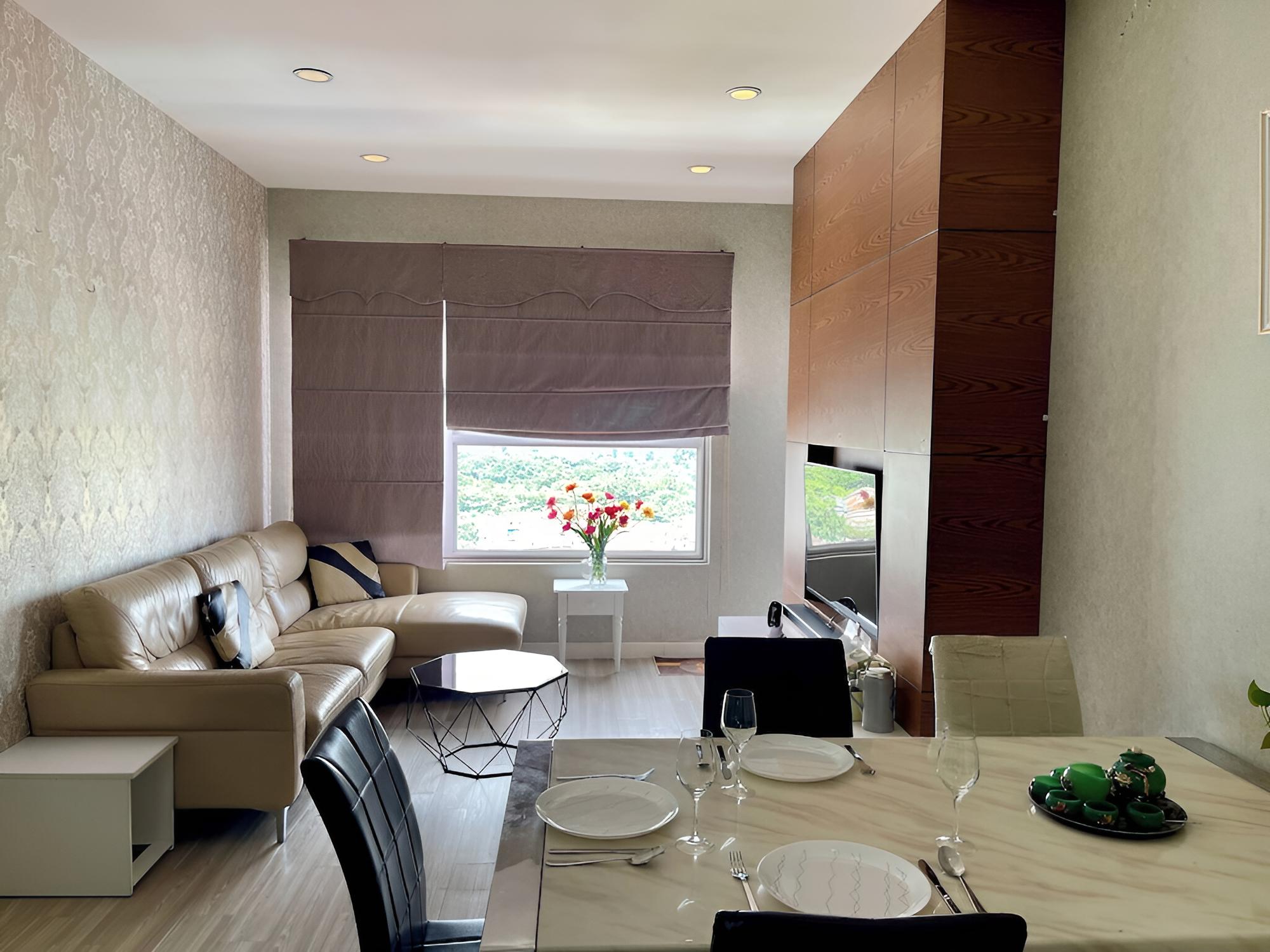 3 Bed Rooms Near Center