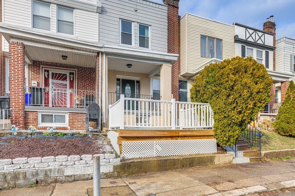 6 Mi to Eagles Games: Stylish Philly Townhome!