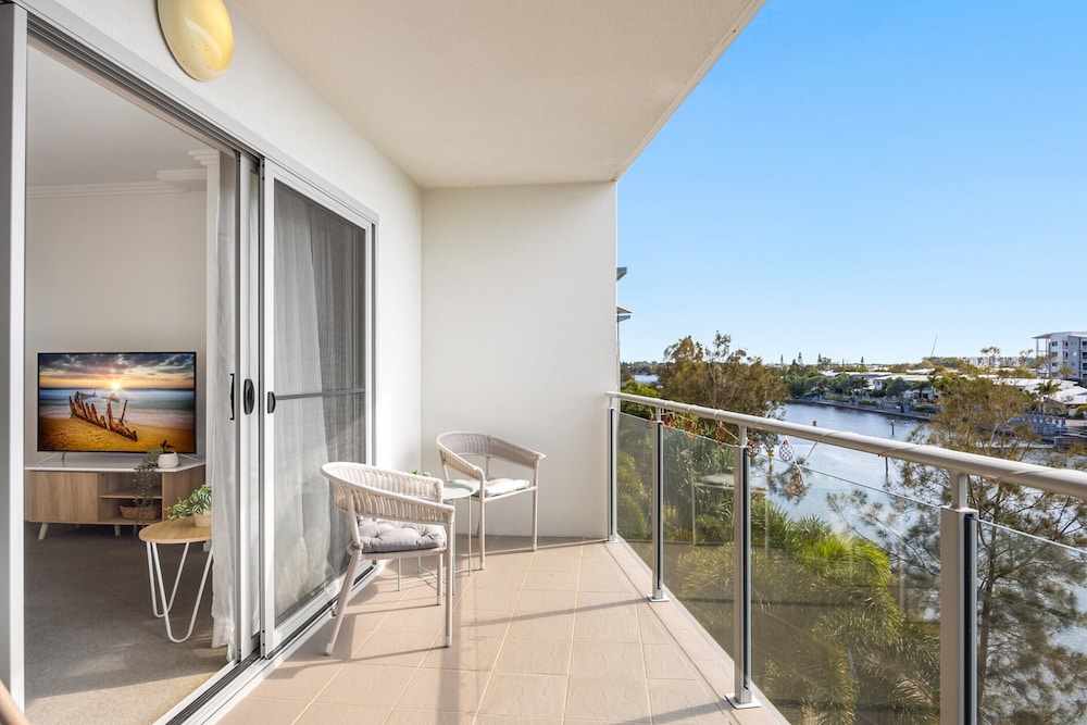 Birtinya 1-bed With Canal Views and Pool