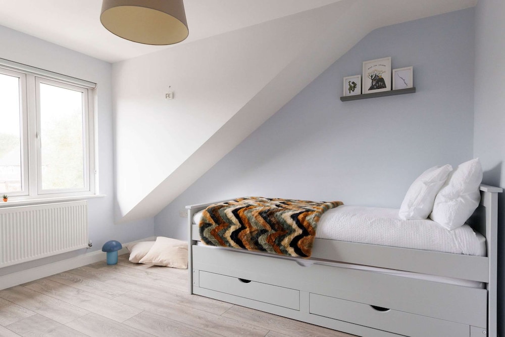 Chic 4-bed Coastal Retreat in Heart of Bosham