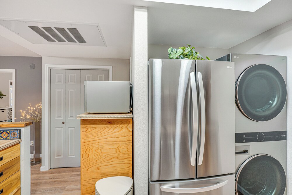 2 Mi to Tucson Mall: Condo w/ Pool & Hot Tub!