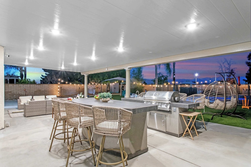 Luxury Pool Home w Theater Games & Mountain View