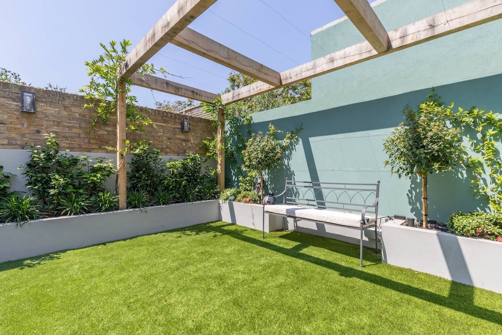 Crondace Road by Onefinestay