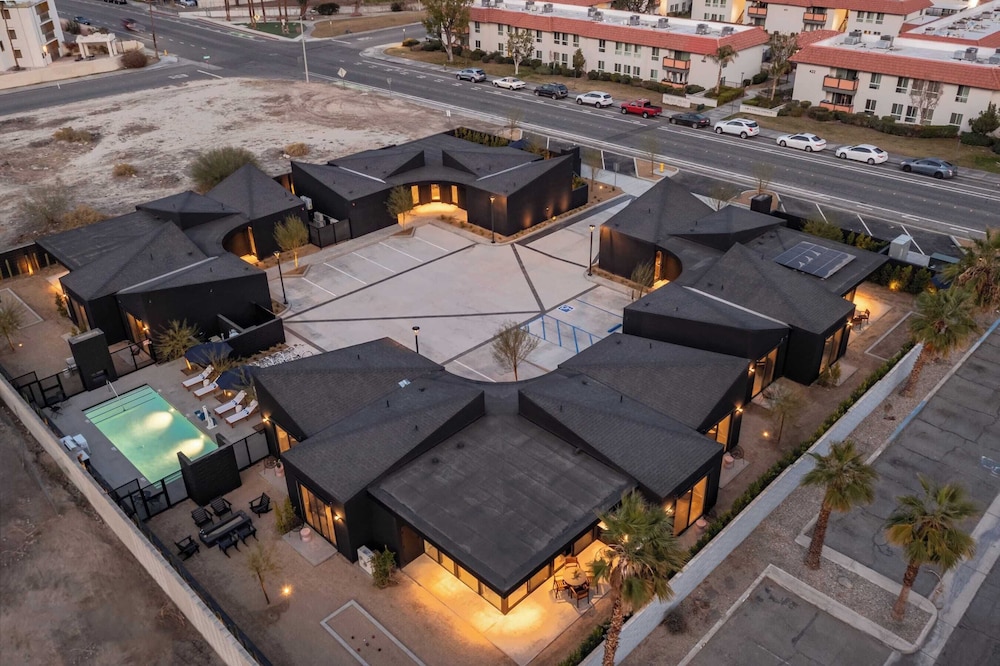 Blackhaus B : 4 Bedroom Suite by Avantstay 4-rooms