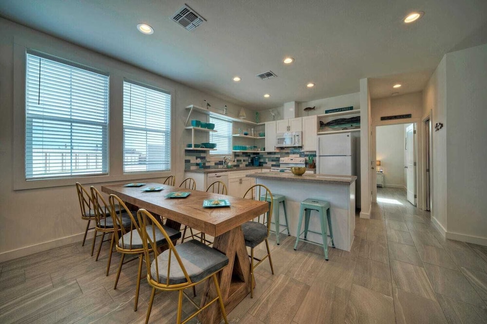 2 Homes in Old Town by Avantstay Sleeps 19, Pool, Newly Built Walk to Eats, Music, & More