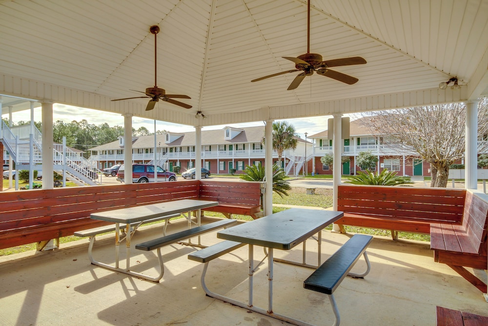 Community Grills & Pool: Gautier Condo!