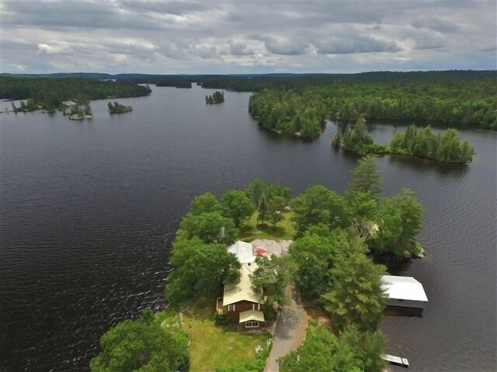 432 Weslemkoon Lake 4 Bedroom Cottage