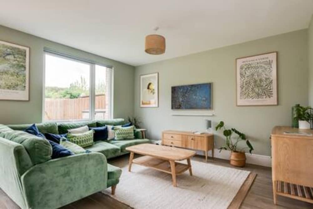 Family-friendly Getaway - Garden Parking Sleeps 7