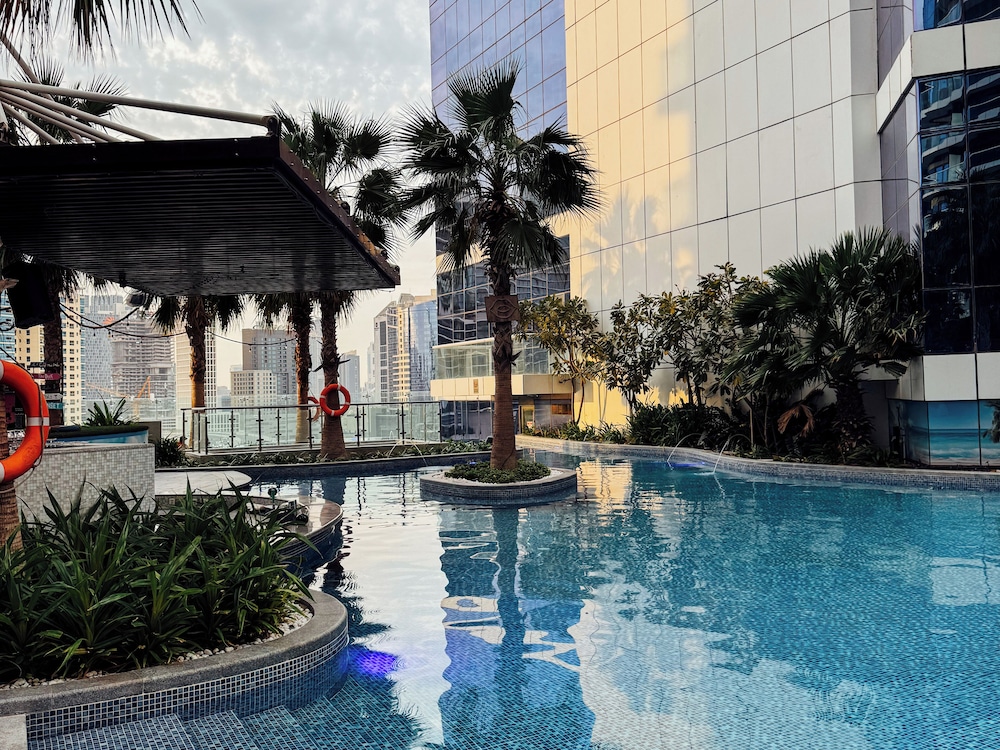 Grapeful Stay – Luxury Hostel Paramount Tower Business Bay