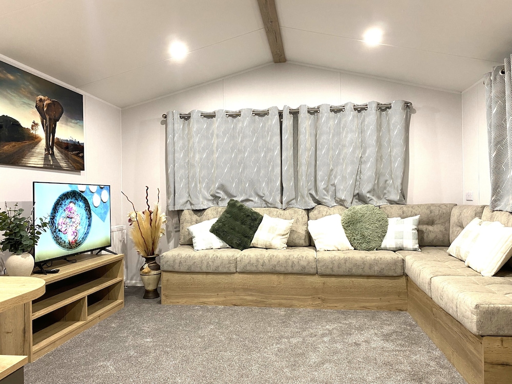 BAF Luxury Stays - Caravan Sleeps 8