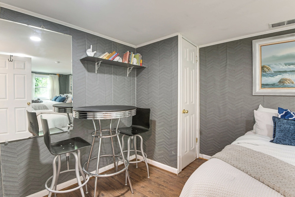 10 Mi to Washington: Wheaton Studio Suite