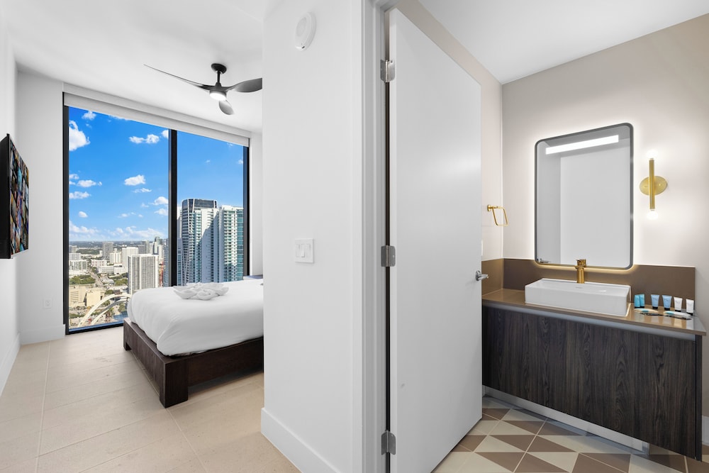 Lux Studio W City Views and Pool