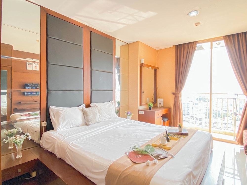 Warm Wood Accents Studio At Mangga Dua Apartment