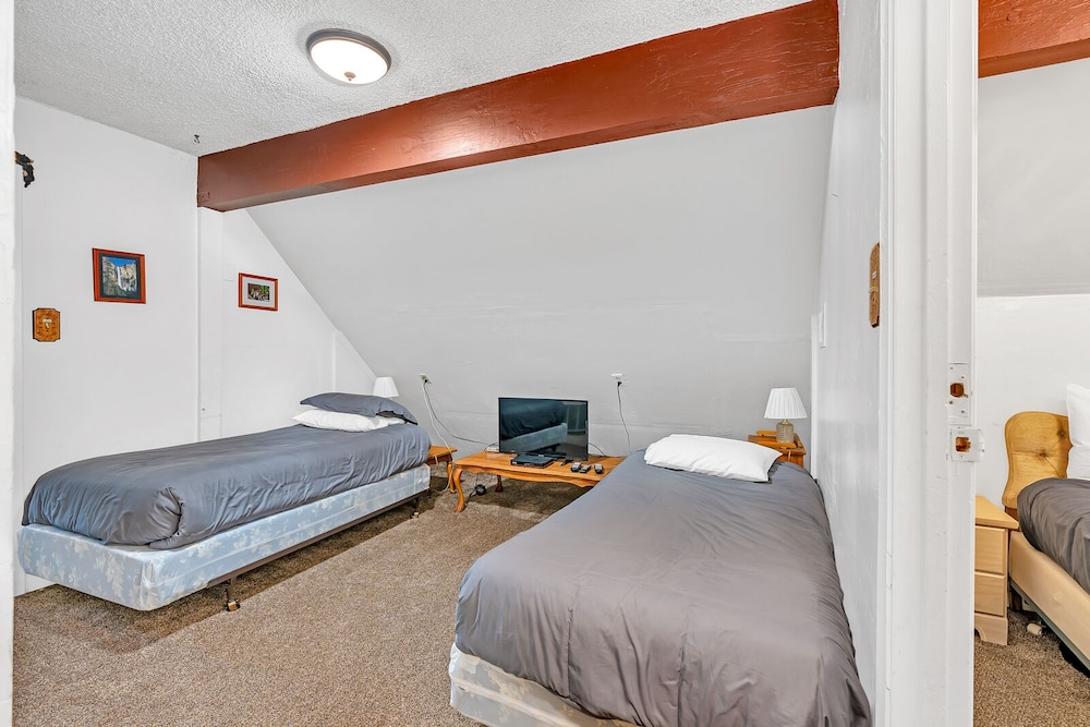 Brookside Cottage Within Yosemite's Splendor view 5
