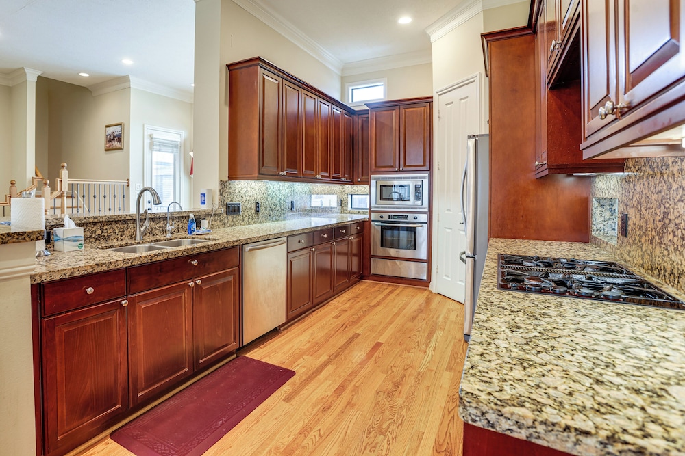 Walk to Shops & Eats: Family Retreat in Houston