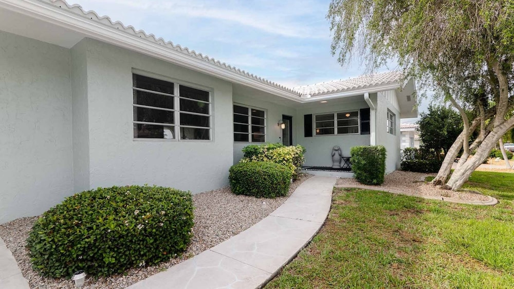Punta Gorda Isles Canal 2 bedroom Home- Sailboat Access! 15 foot dock! 2 Home