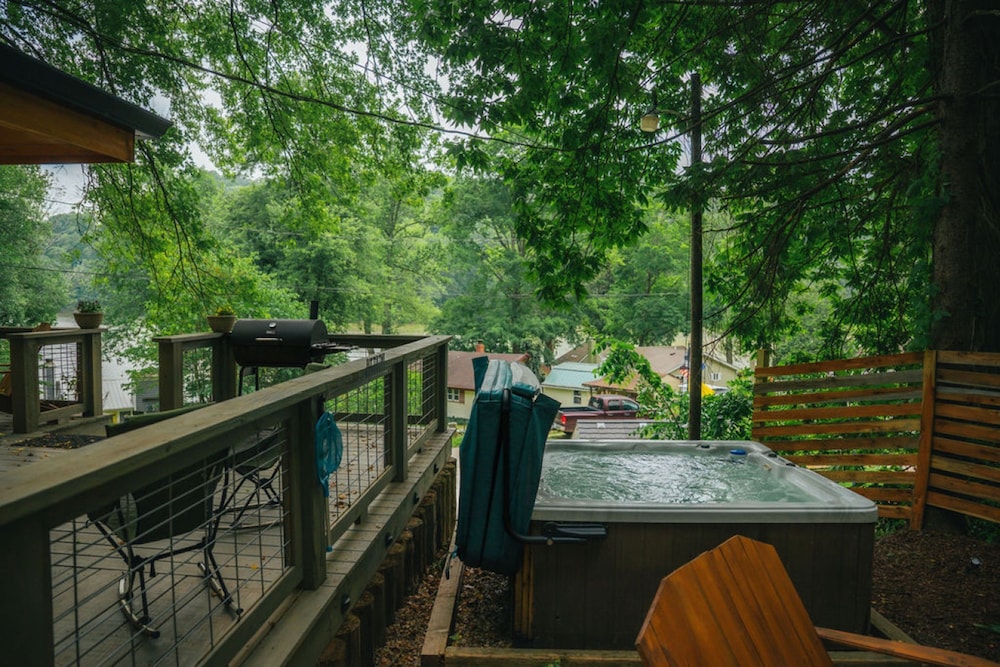 Lakefront Hilltop Cabin Hot tub Firepit