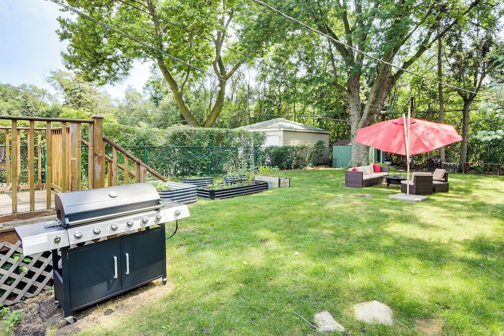 Pet-friendly Abode, 2 Mi to Dtwn Evanston!
