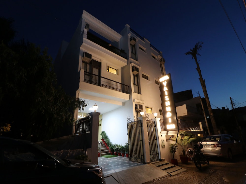 OYO 389 Hotel Applee Inn