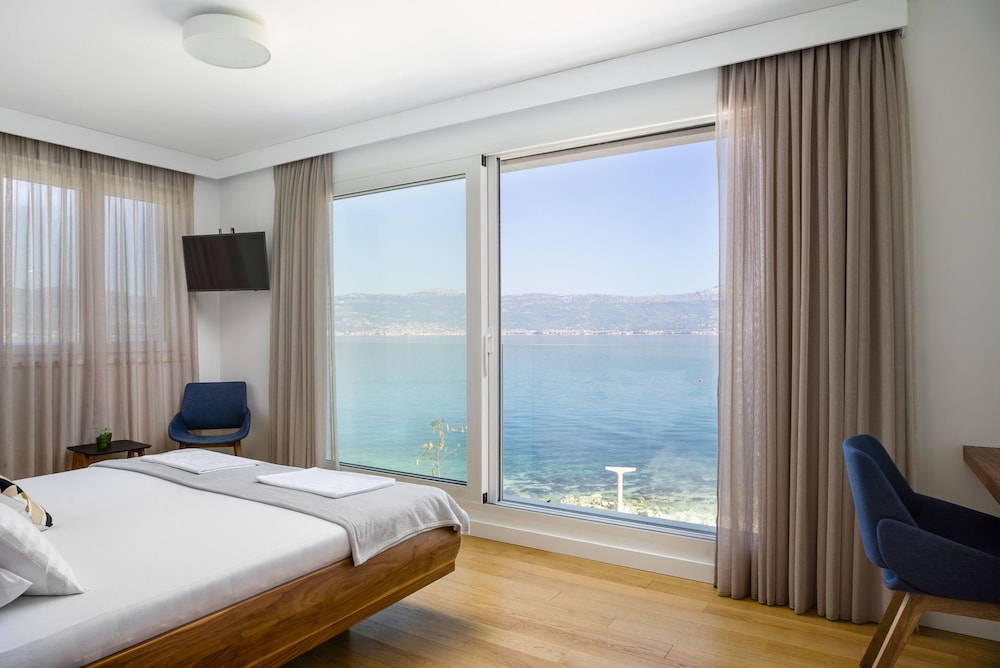 Beachfront Villa Grey Martini with Pool view 4