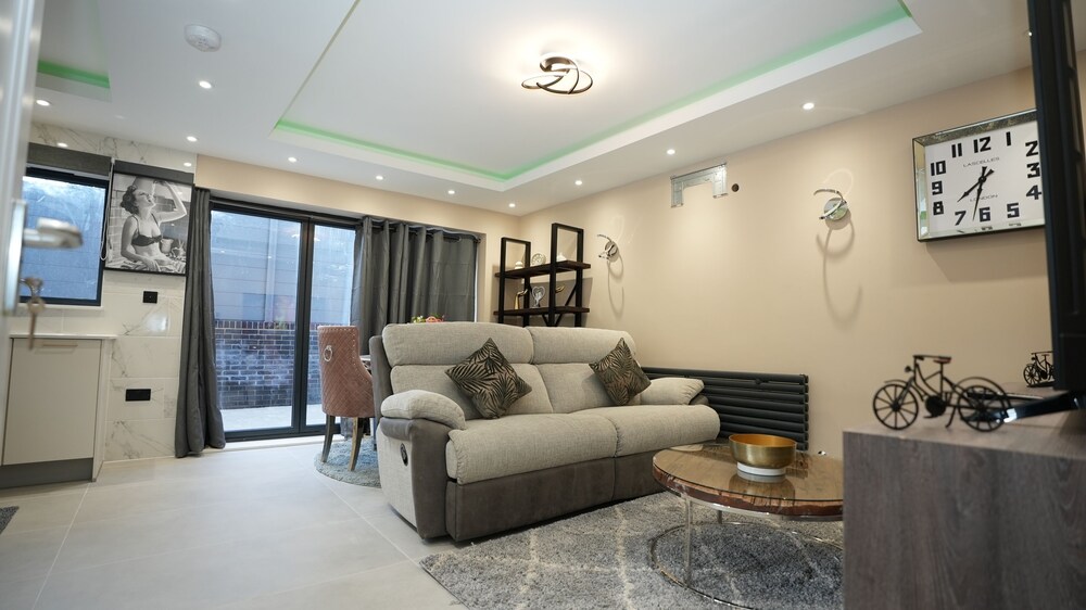 Charming London House - Sleeps 4 & Outdoor Space