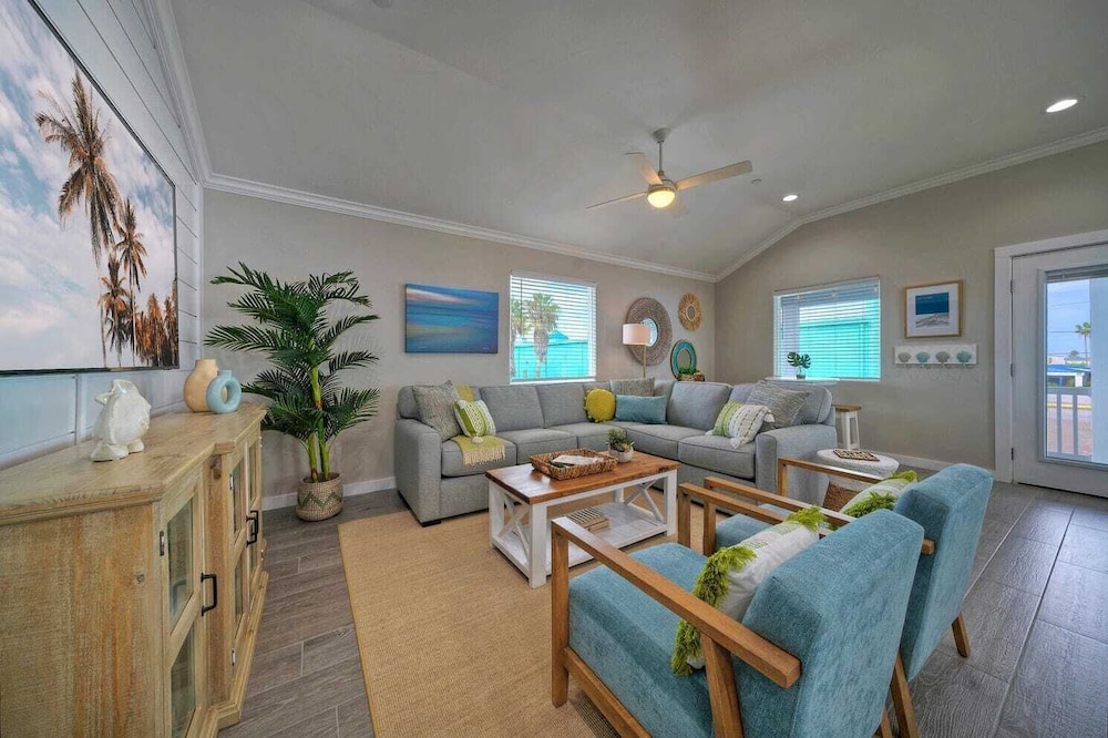 Sleeps 16 2 Homes, Priv Pool, Ping-pong 1block to Alister St. Shops & Dining