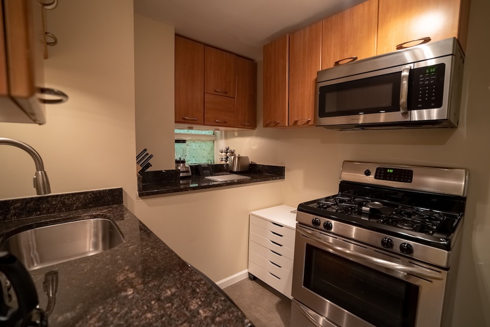Lincoln Park Suites Operated by Roscoe Village Guesthouse