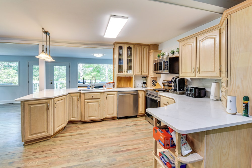 Woodsy Retreat w/ Deck & Views in Dahlonega!