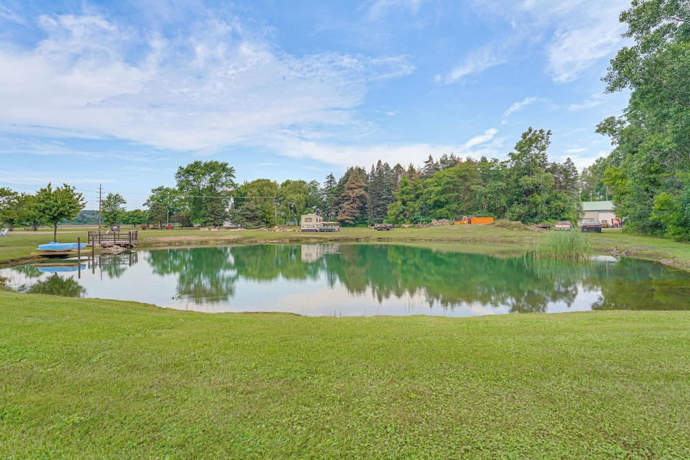 1 Block to Lake Huron: Pet-friendly Apt w/ Kayaks