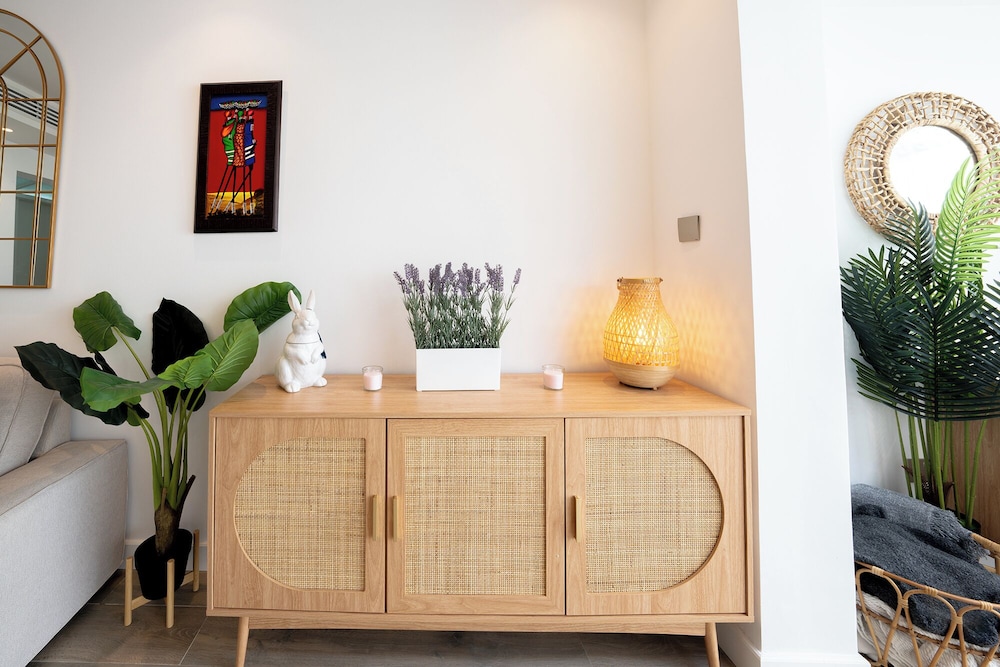 Luxury Short Term Stay 2BHK plus Maids - RANCHES