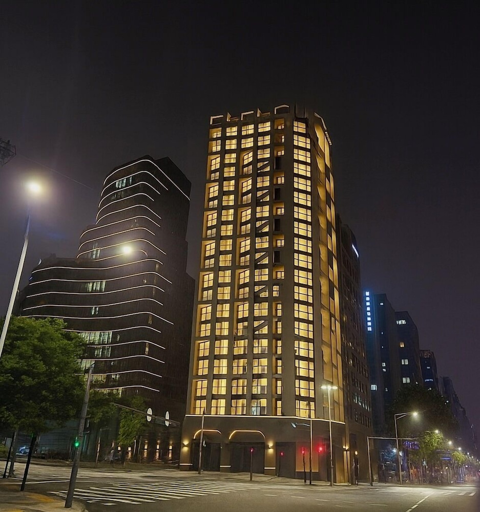 Caelum Black Gangnam Luxury Apt