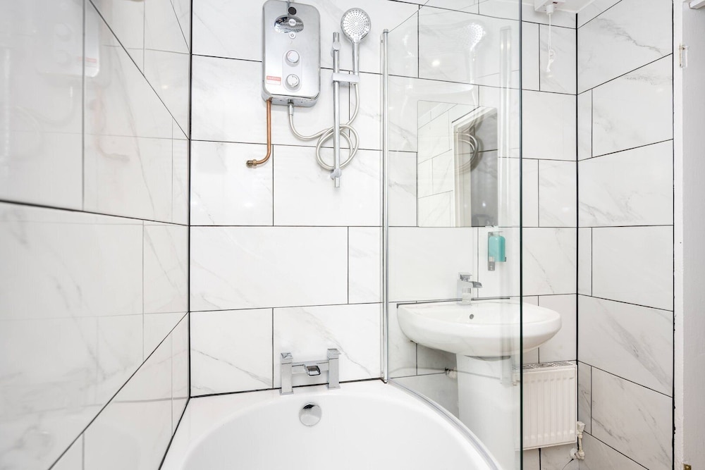 Comfortable 4-bed Home With Free Parking Wales